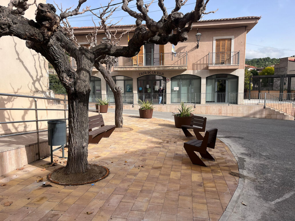 Millores a l’entorn de la plaça de l’Església i el jardí de la Casa Creus del Pont d’Armentera